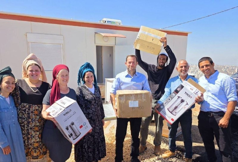 مجموعات المستوطنين برفقة حاخامات تتواجد في البؤرة الاستيطانية الجديدة المقامة على قمة جبل عيبال في مدينة نابلس....