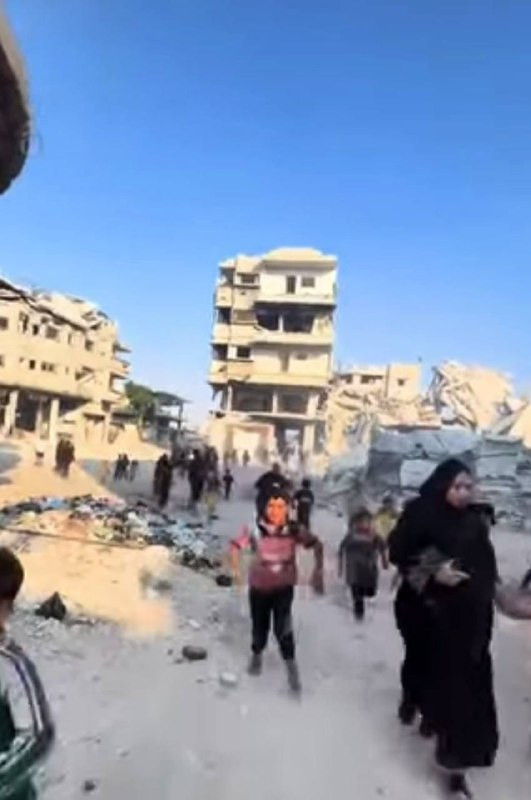 لحظة هروب الأطفال والنساء من وسط خانيونس جراء القصف المدفعي المكثف الذي استهدف المنطقة قبل قليل....