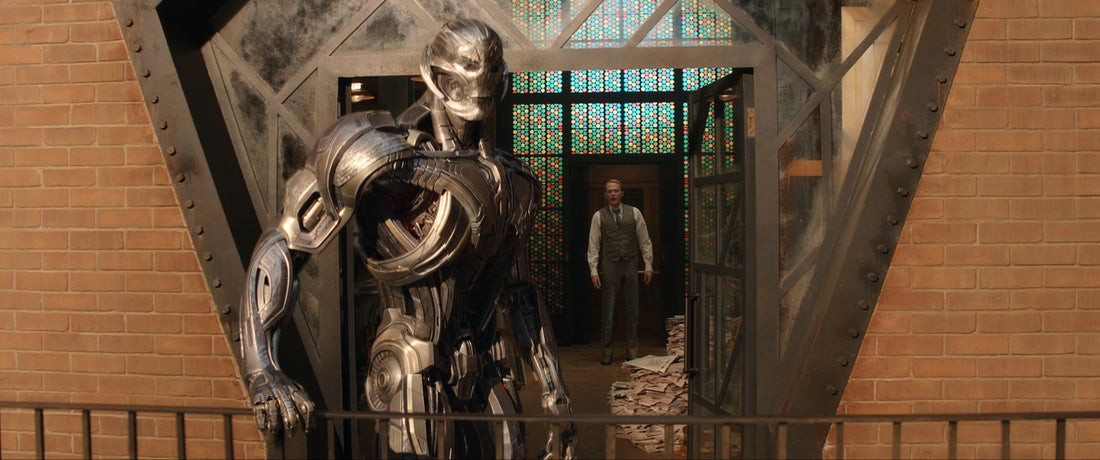 Ultron em forma robótica com o Visão ao fundo no trailer de VisionQuest