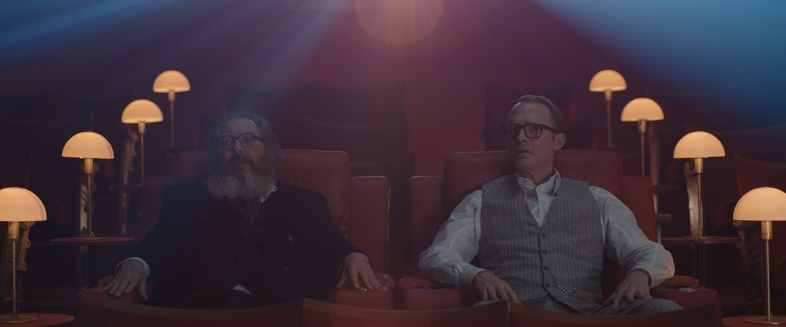 Ultron e Visão em formas humanas dentro de um cinema em VisionQuest