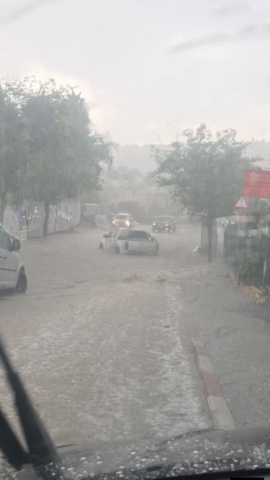 غرق مركبات المواطنين في شارع صورباهر جنوب شرقي القدس المحتلة جراء الأمطار الغزيرة....