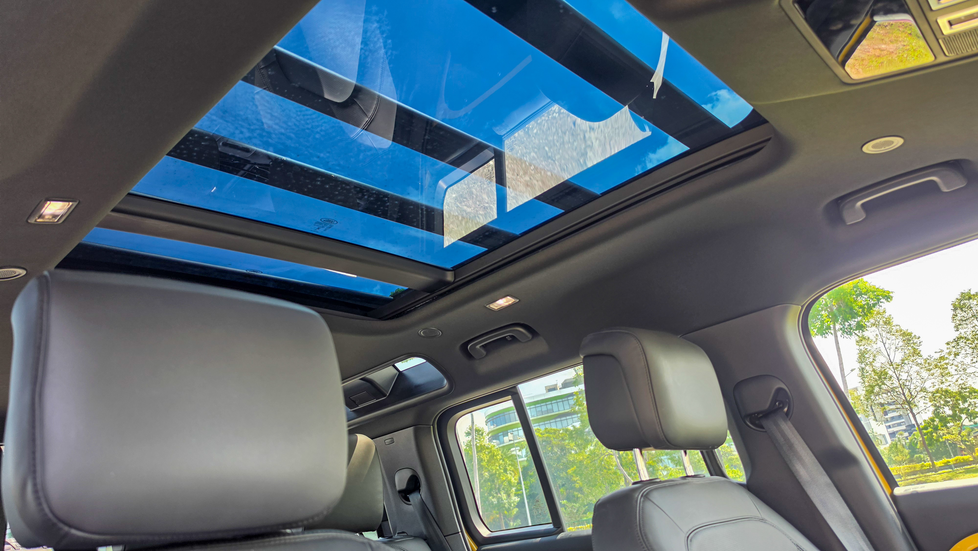 Defender 110 Trophy Edition panoramic sunroof