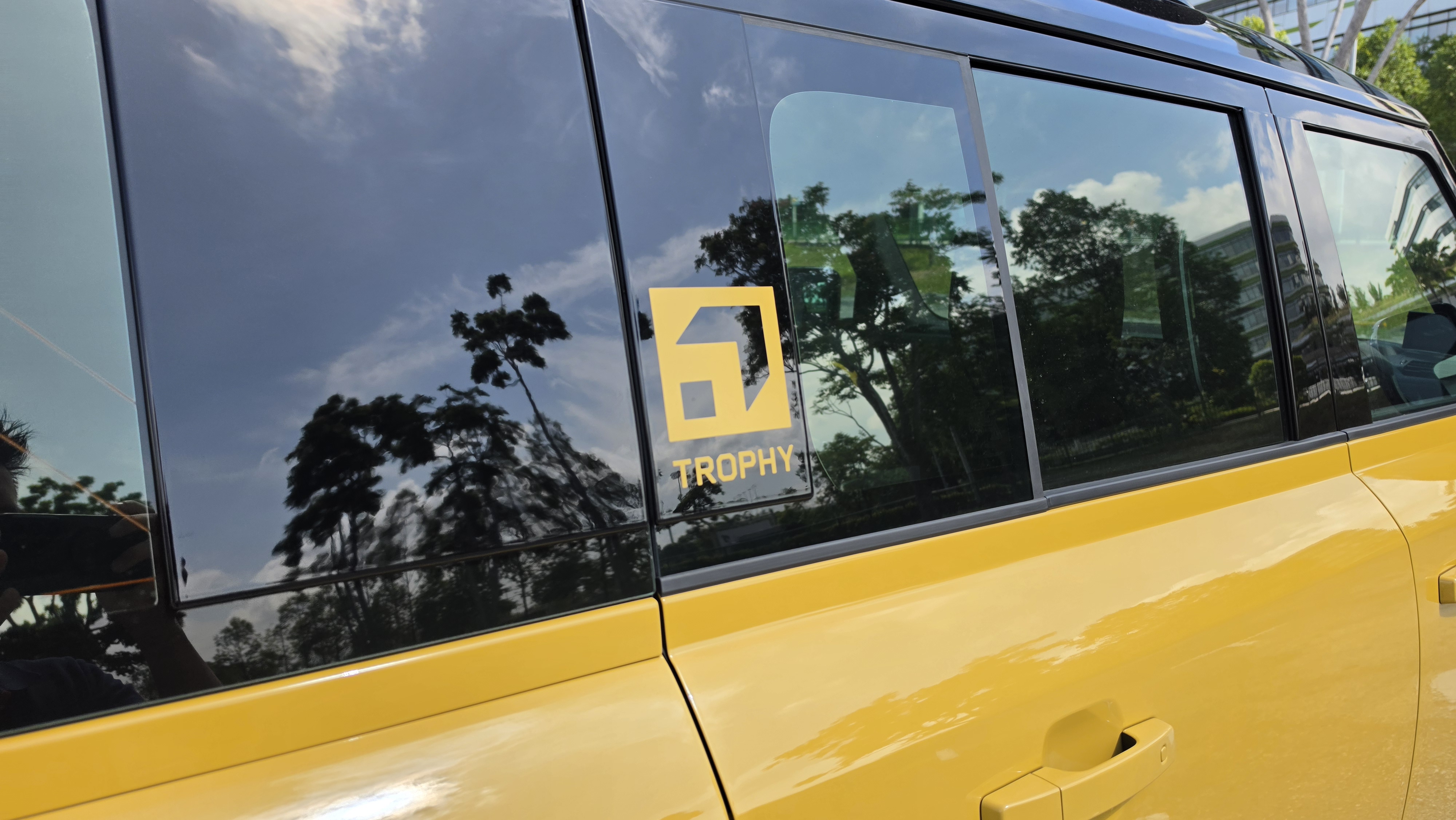 Defender 110 Trophy logo side badge