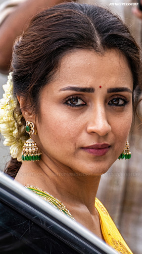 trisha 68563256780017802.jpg