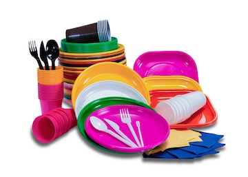 juego vajilla desechable plastico platos cubiertos picnic fondo blanco 250132 22633.jpg