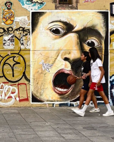 55 Clever Street Photography Shots That Reveal The Funny Side Of Everyday Life 6a54b4f5a3547 700.jpg
