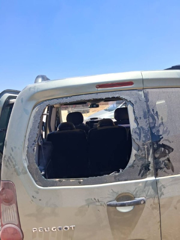 صورة | قوات الاحتلال تُحطم زجاج مركبة عقب اعتدائها على الأهالي ومنعهم من الوصول لأداء الصلاة في بيت الشيخ بخربة طانا شرق نابلس...