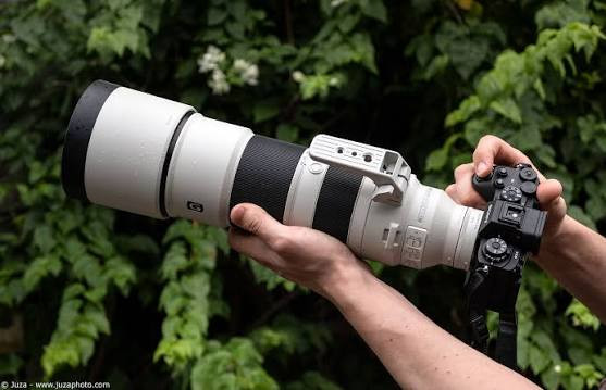 Ống kính Sony FE 200-600mm G OSS với thiết kế zoom trong.