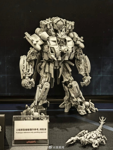 ACGHK AMK PRO Transformers 2007 Blackout Scorponok 01.jpg