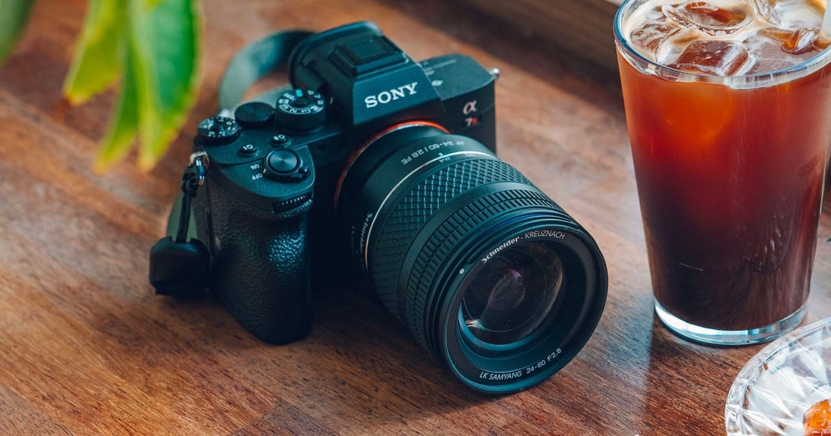 So sánh kích thước giữa Thypoch Voyager và Samyang 24-60mm V2