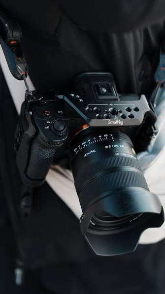 Ống kính Samyang 24-60mm F2.8 V2 gắn trên máy ảnh