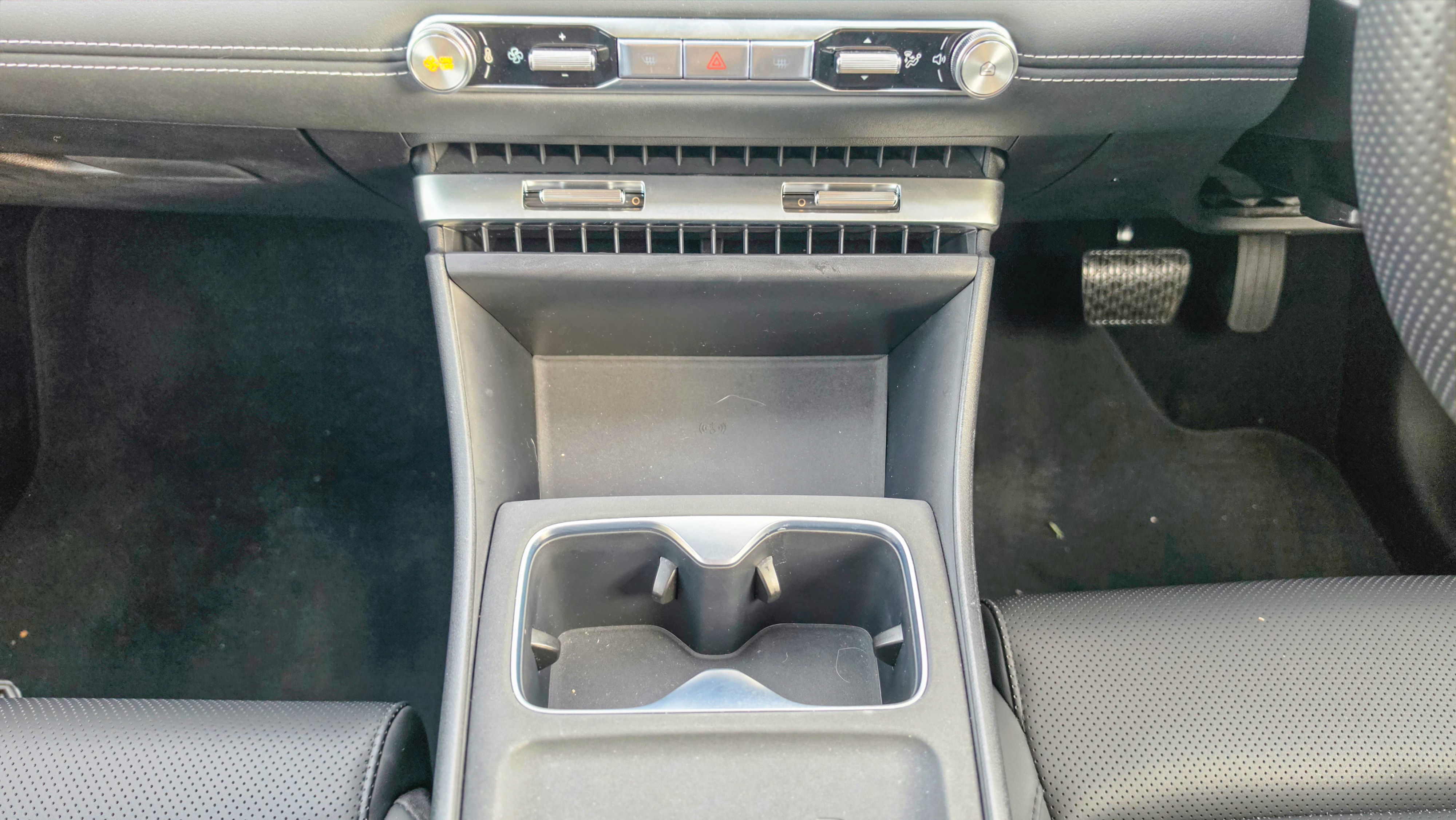 MG4 Urban cup holders and aircon vent controls