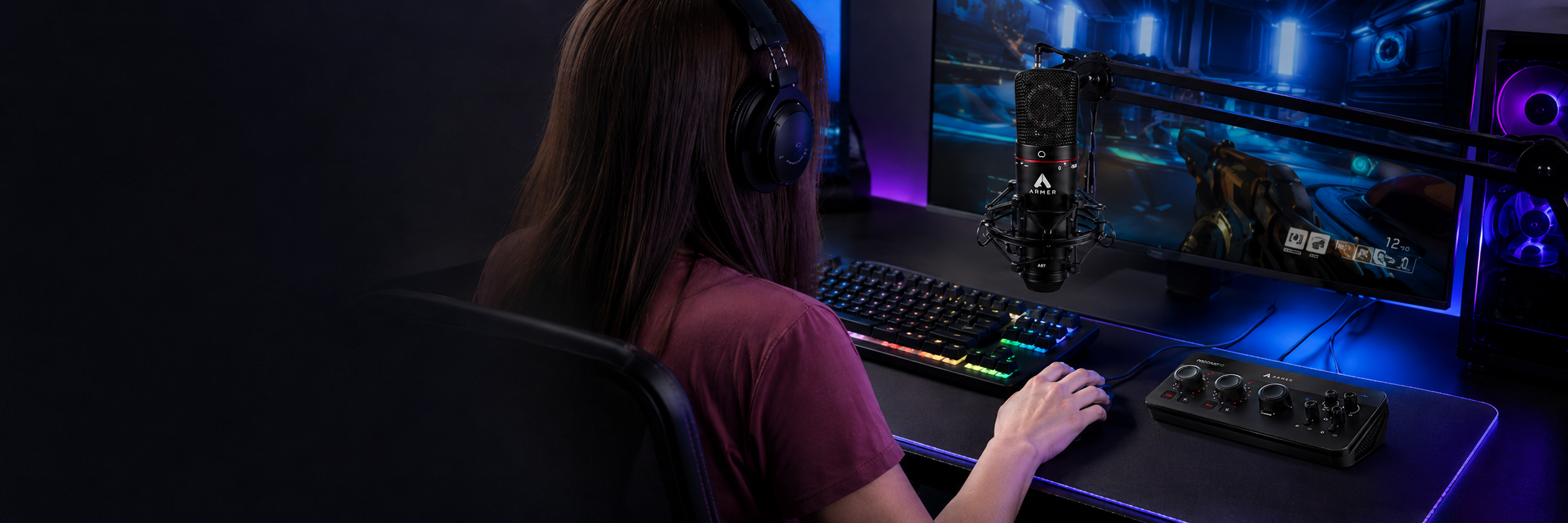 Streamer em setup gamer usando a interface de &aacute;udio USB Armer PROCAST2 com microfone condensador durante live
