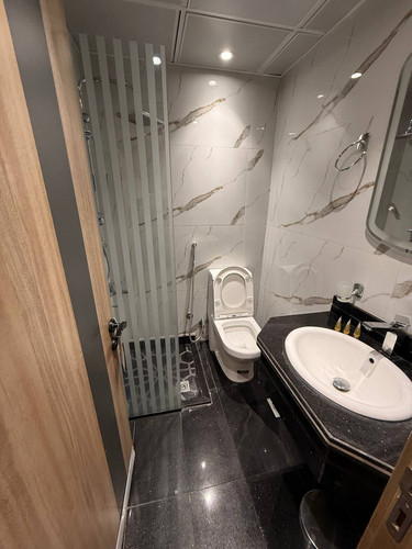 06 bathroom.jpg