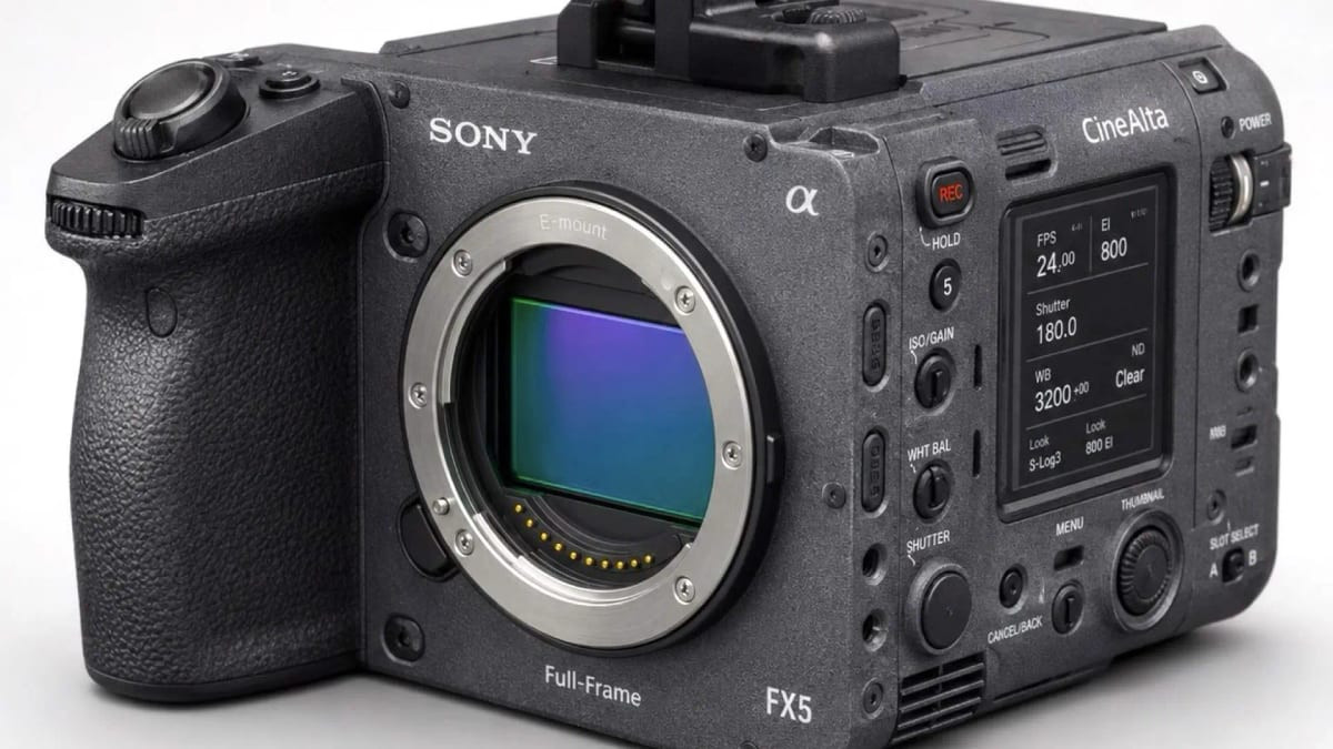 Màn hình LCD xoay lật của Sony FX5 giúp dễ dàng kiểm soát khung hình và cài đặt trong mọi tình huống.