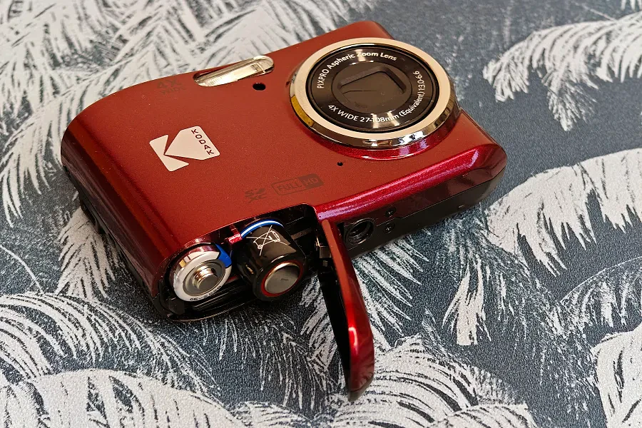 Kodak PixPro FZ45 battery and memory card compartment. Photo JW/AP