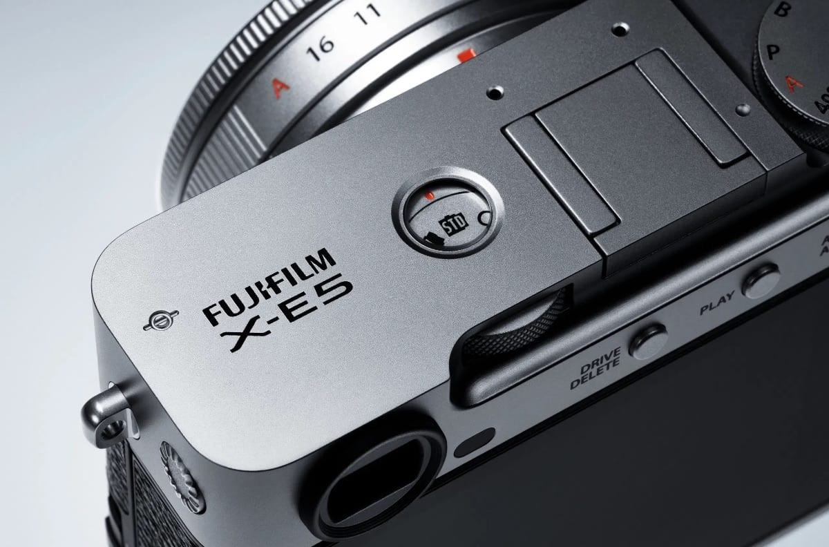 Ảnh chụp cận cảnh thân máy Fujifilm X-E5 với các nút điều khiển và logo thương hiệu