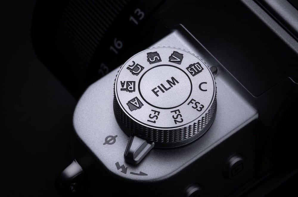 Cận cảnh nút chọn chế độ FILM trên thân máy ảnh Fujifilm X-E5 góc chụp tối