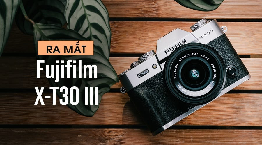Camera Fujifilm X-T30 III được đặt trên nền gỗ cùng lá cây xanh mướt