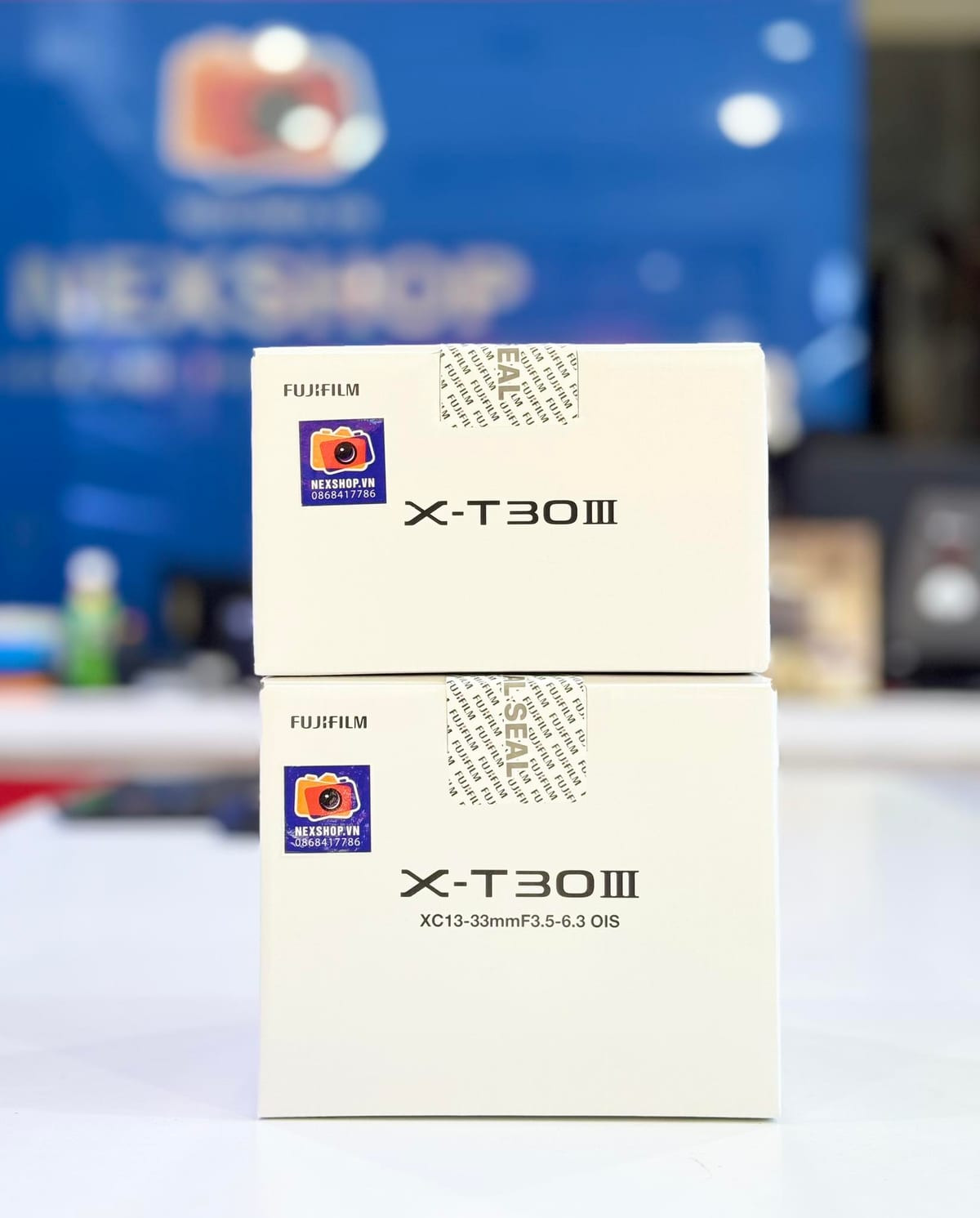 Ảnh chụp cận cảnh các hộp đựng máy ảnh Fujifilm X-T30 III với ống kính XC13-33mmF3.5-6.3 OIS