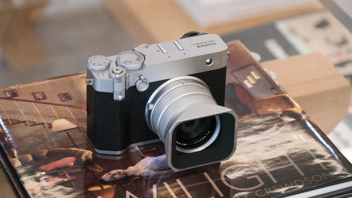 Chiếc Fujifilm GFX100RF được đặt nghiêng trên cuốn sách bìa ảnh nghệ thuật