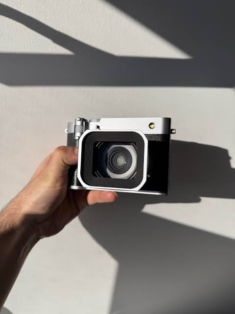 Góc chụp cận cảnh thân máy Fujifilm GFX100RF đặt trên bề mặt phẳng