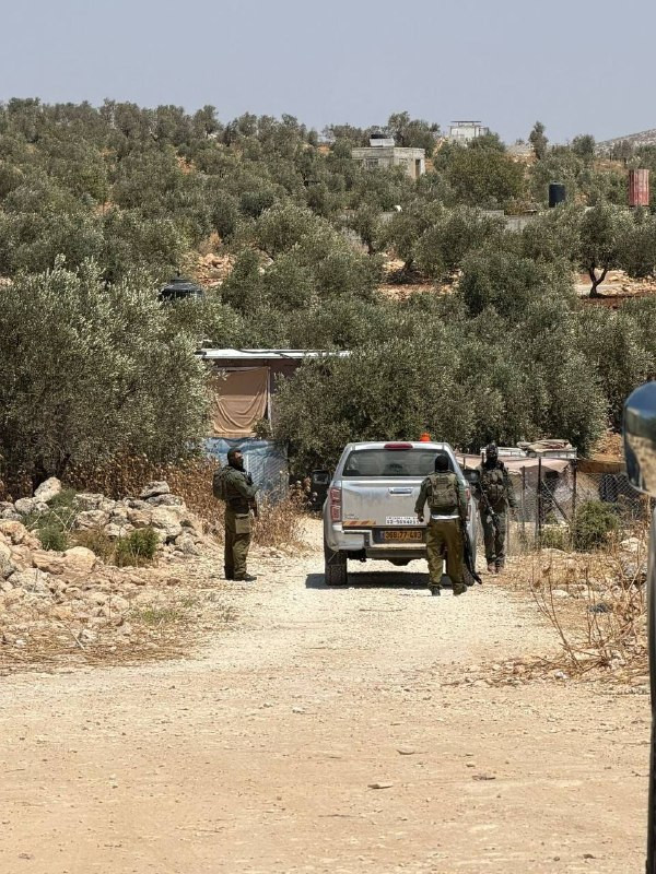 صورة| مستوطنون بلباس جيش الاحتلال يقتحمون المنطقة الشرقية من بلدة بيت فوريك شرق نابلس ويمنعون الأهالي من الوصول إلى مسجدي الولي والحج حسين في منطقة طا...