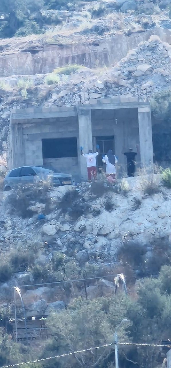 قوات الاحتلال تنكّل بعدد من أفراد الطواقم الطبية بمحيط المنزل المقصوف في "حرش السعادة" بمدينة جنين...