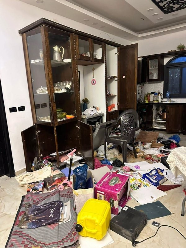 🟨صور| جنود الاحتلال يعتقلون مواطنًا وزوجته، ويحطمون محتويات منزلهما بالكامل، قبل انسحابهم من قرية عوريف جنوبي نابلس....