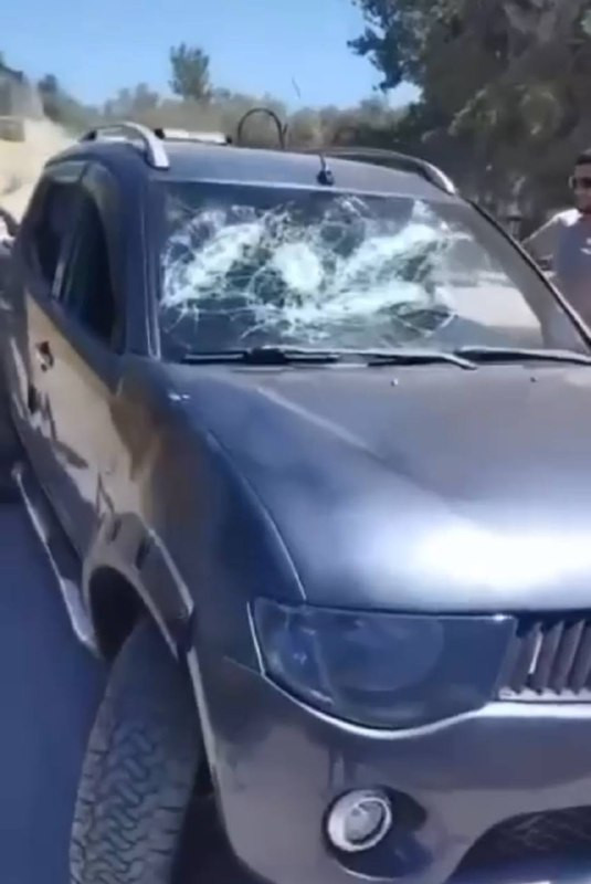 صورة| مستوطنون يحطمون مركبة في بلدة عين يبرود شرق رام الله...