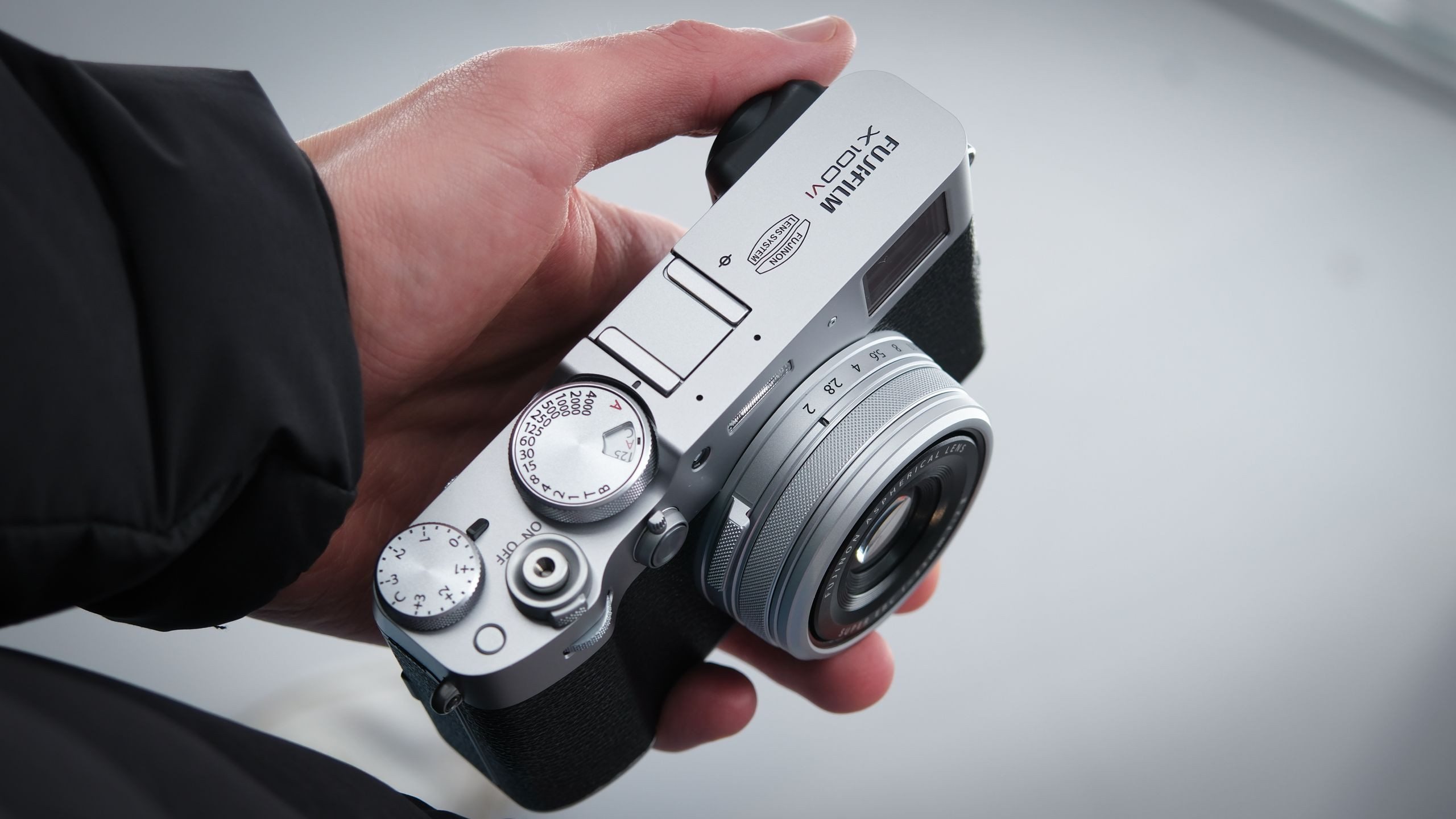 Fujifilm X100VI: Máy ảnh retro “soán ngôi” Sony A7 V tại Nhật Bản