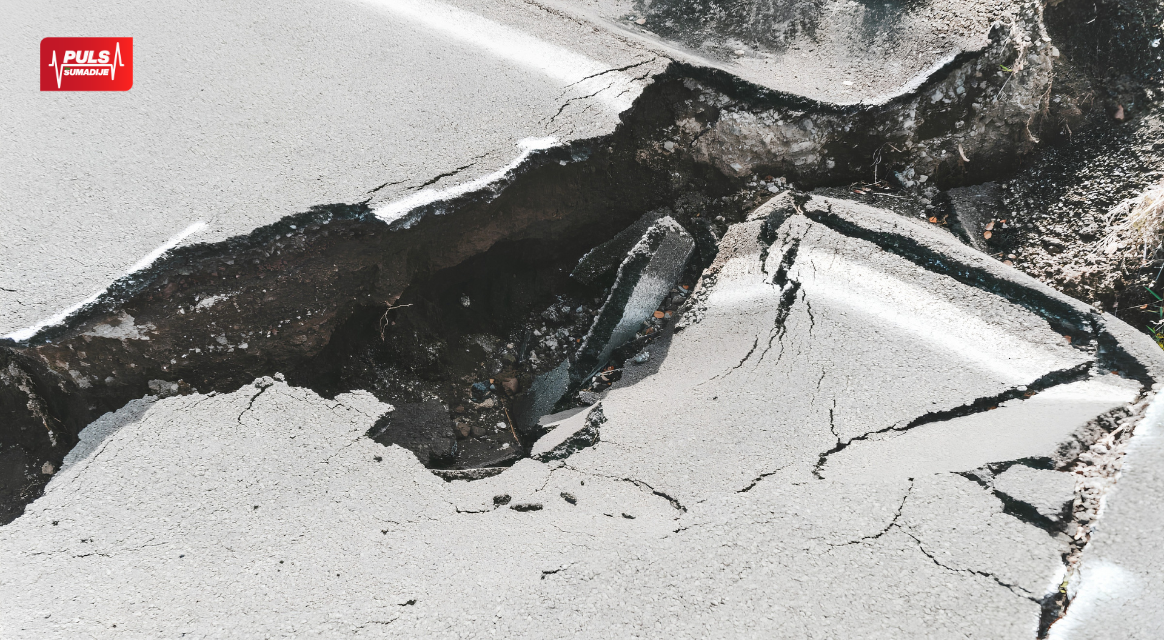 Obrušio se trotoar na delu puta Kragujevac – Gornji Milanovac, saobraćaj preusmeren na lokalne ulice