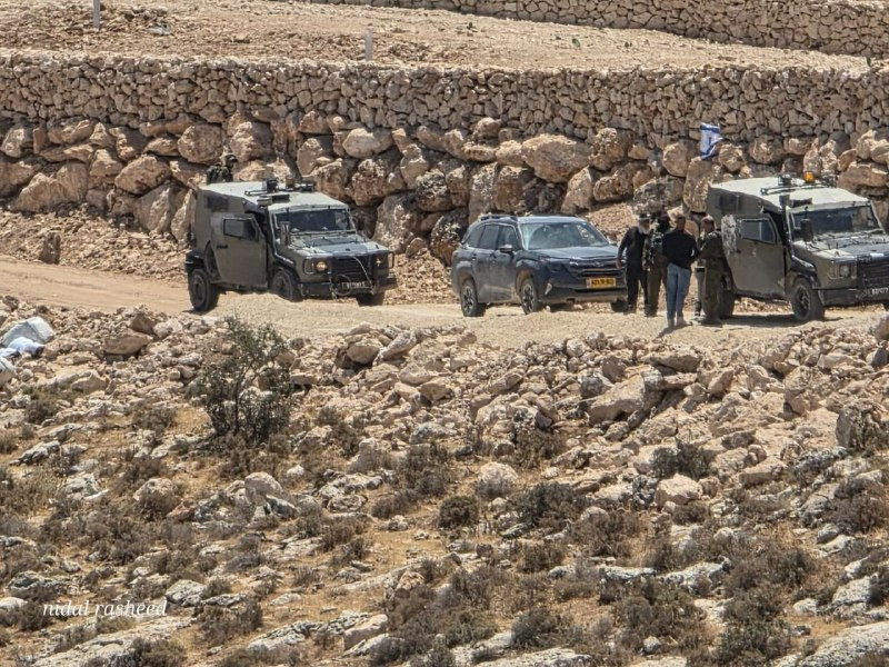 صورة| من تواجد قوات الاحتلال والمستوطنين في الأراضي المهددة بالمصادرة في منطقة حمصة غرب مدينة دورا جنوب الخليل....