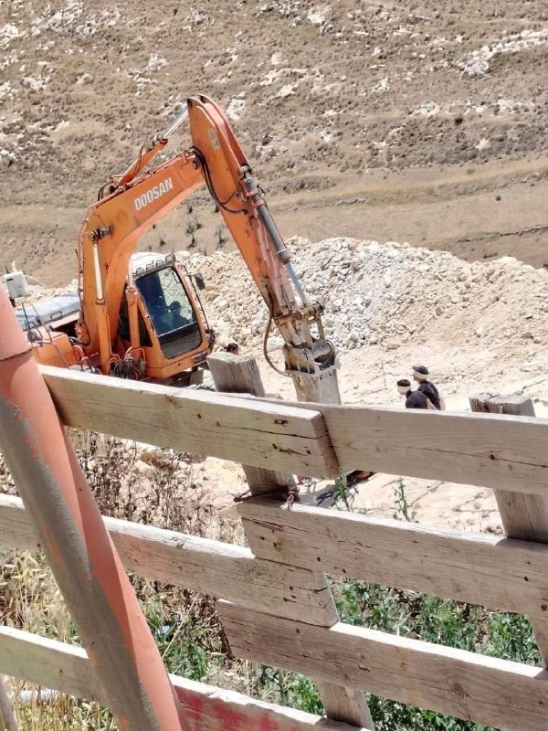 صورة| قوات الاحتلال تحتجز عمالًا وتمنعهم من العمل في قرية "البرج" غرب مدينة دورا، جنوب الخليل....