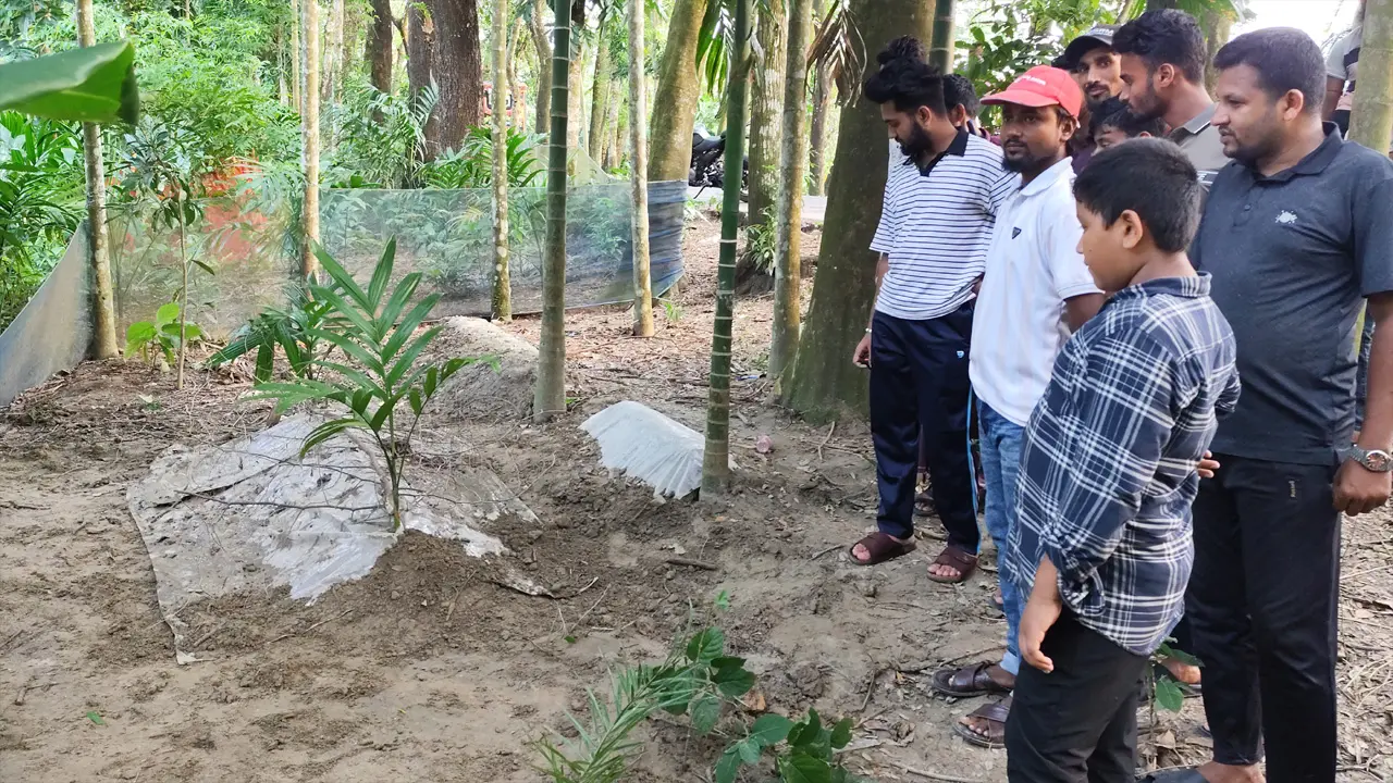 ভোলায় ১৮ দিন পর তরুণীর কবর খুঁড়লেন স্বজনরা: জীবিত থাকার স্বপ্নে এলাকায় চাঞ্চল্য