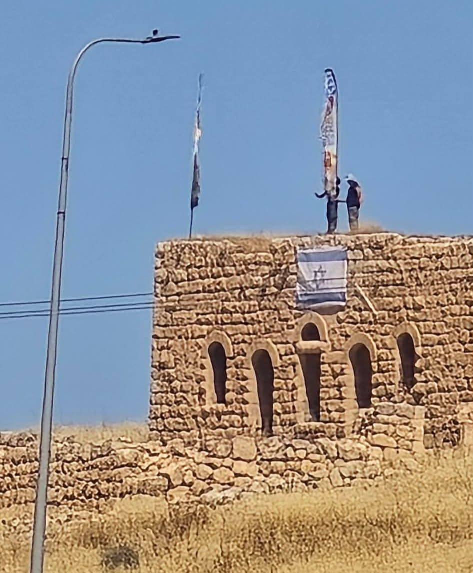 صورة | قطعان من المستوطنين يرفعون علم دولة الاحتلال على بيت قديم في منطقة الدلبة شرق دورا، جنوبي الخليل....