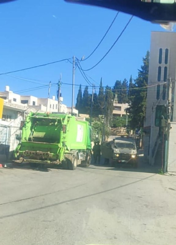 الاحتلال يحتجز سيارة النفايات التابعة لمجلس بيتللو بطلب من المستوطنين حيث احتجوا لهم على إشعال المكب....