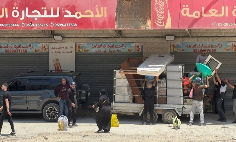 🟨صور| قوات الاحتلال تسمح لعدد من أهالي مخيم نورشمس، بالدخول إلى منازلهم لأخذ بعض مقتنياتهم؛ وذلك بعد حصولهم على تنسيق مُسبق....