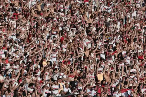 Pressão aumenta no Morumbi: São Paulo luta por vitória e torcedores se mobilizam em apoio e protesto