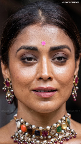 shriya 789653421704.jpg
