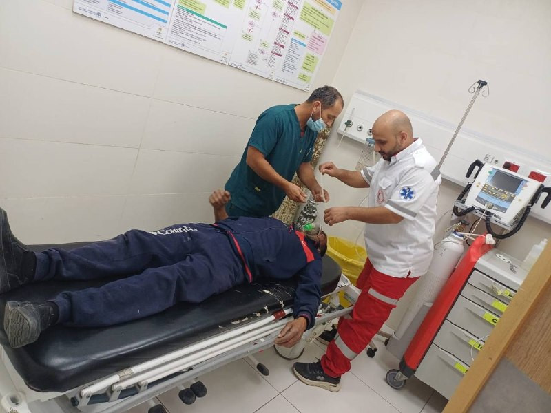 صورة || إصابة مواطن وطفلين برش غاز الفلفل من قبل المستوطنين خلال مهاجمة مساكن الأهالي في خلة الحمص جنوب يطا...