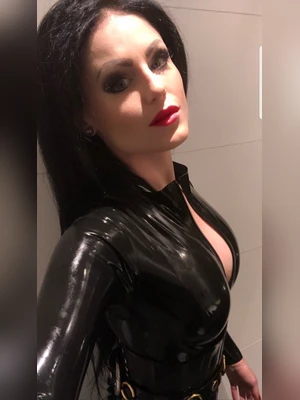 Lady blackdiamoond legt benjaminfiegl Keuschheitsgürtel an und verschließt ihn Hilflos gefesselt in.webp