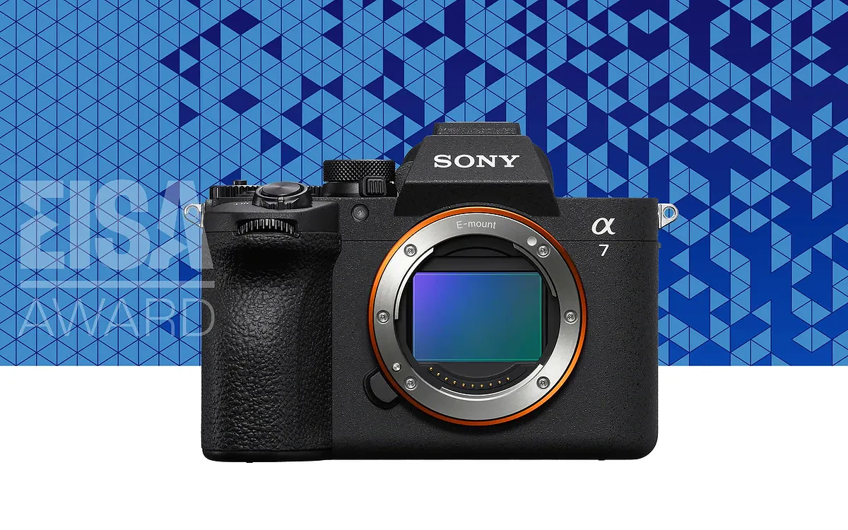 Sony &alpha;7 mirrorless camera body without lens, shown against a blue geometric patterned background with EISA Award text