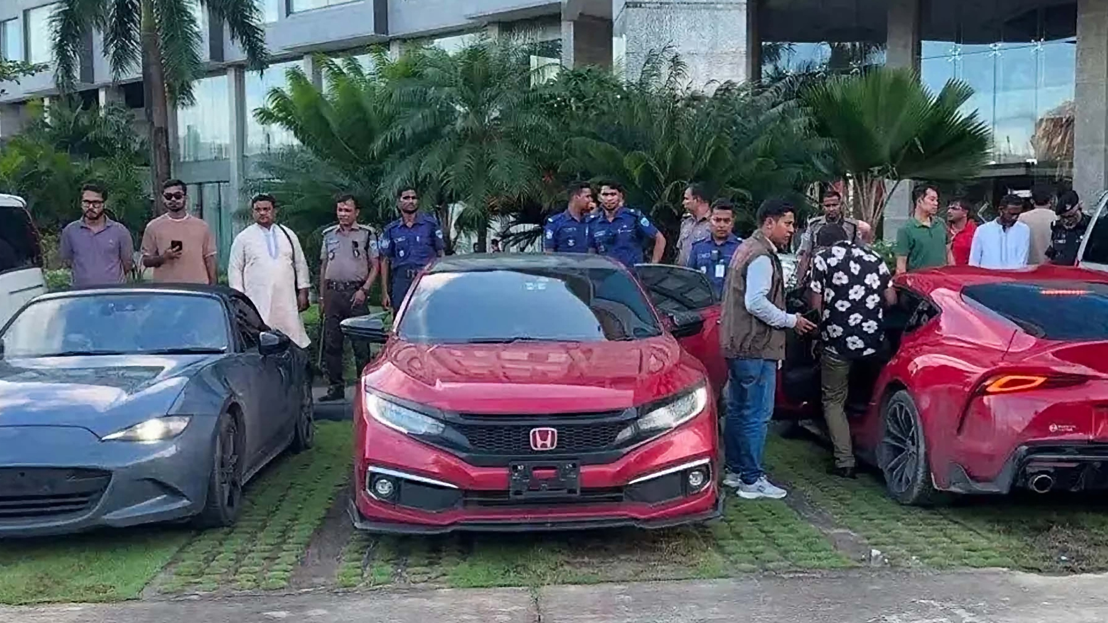 কক্সবাজারের পাঁচ তারকা হোটেলের পার্কিং থেকে তিনটি বিলাসবহুল গাড়ি জব্দ করেছে কাস্টমস গোয়েন্দা