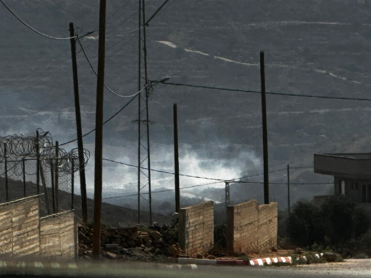 مستوطنون يضرمون النيران في أراضٍ فلسطينية بين بلدتي جالود وقصرة، جنوب شرق نابلس....