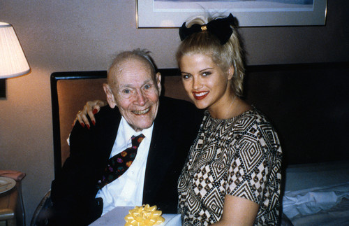 170210202642 anna nicole smith and husband j howard marshall.jpg