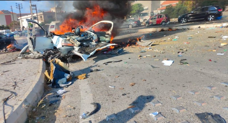 المركبة التي قصفها الاحتلال قرب مركز الصليب الأحمر عند مدخل مدينة صور، جنوب لبنان....
