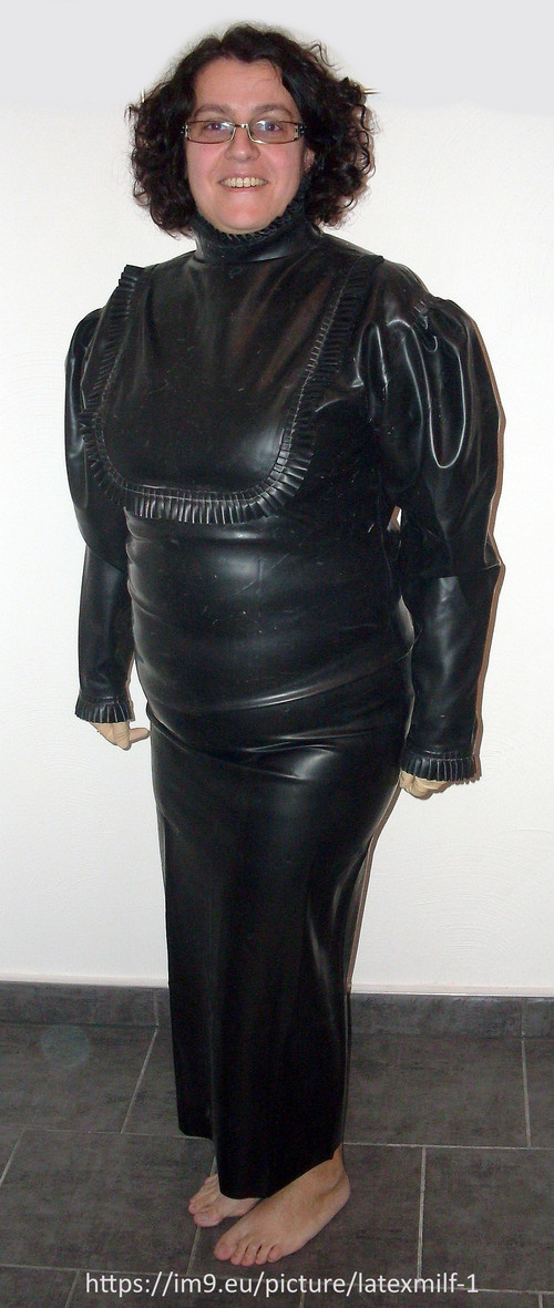 Latexehefrau Sandra von Latexsklave.jpg