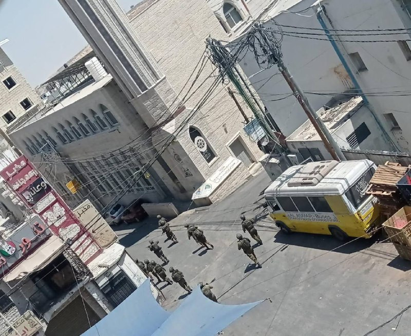 جانب من انتشار جنود الاحتلال عند مدخل مخيم قلنديا شمال رام الله في ظل اقتحامه المستمر....