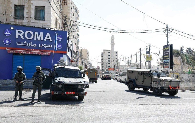 انتشار كثيف لقوات الاحتلال في مخيم قلنديا شمال القدس المحتلة بالتزامن مع العدوان الواسع والمستمر...